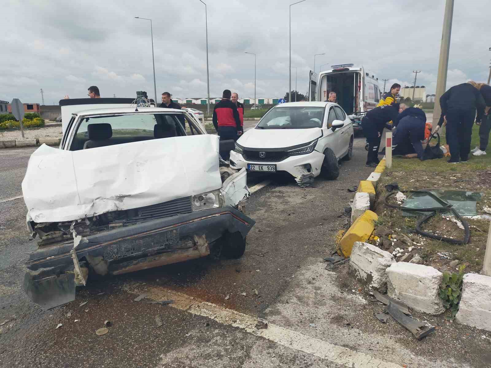 Edirne’de iki otomobil çarpıştı: 2 yaralı
