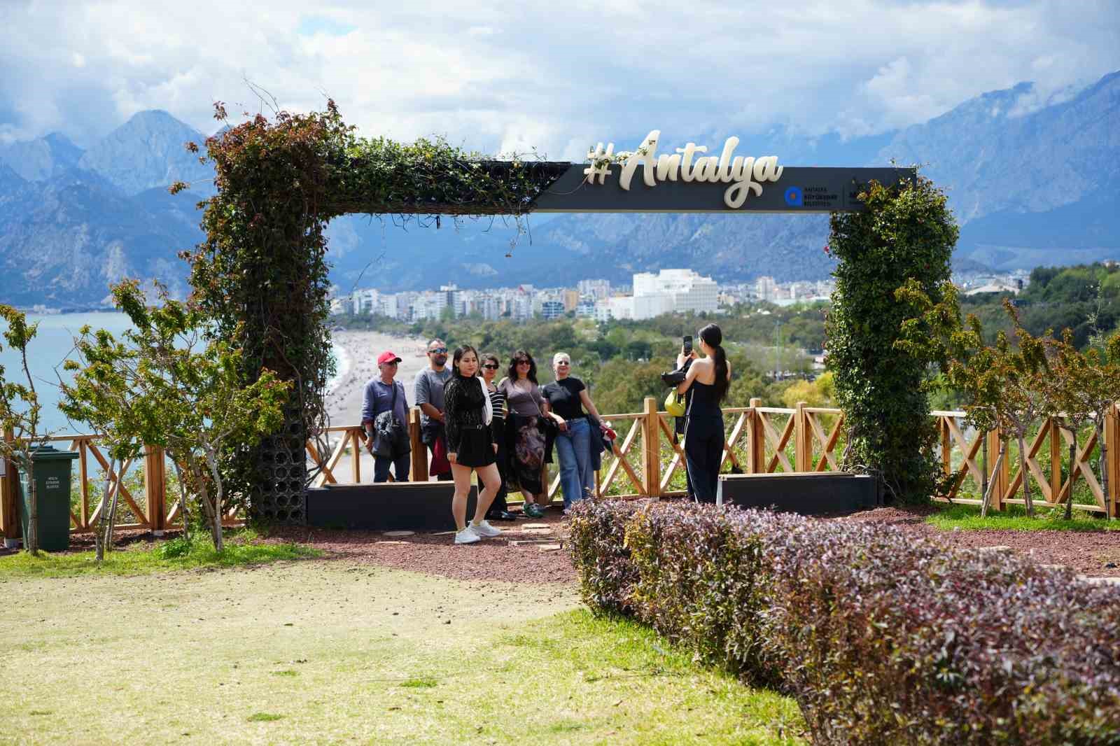 Deniz, güneş ve bayram sevinci Antalya’da buluştu