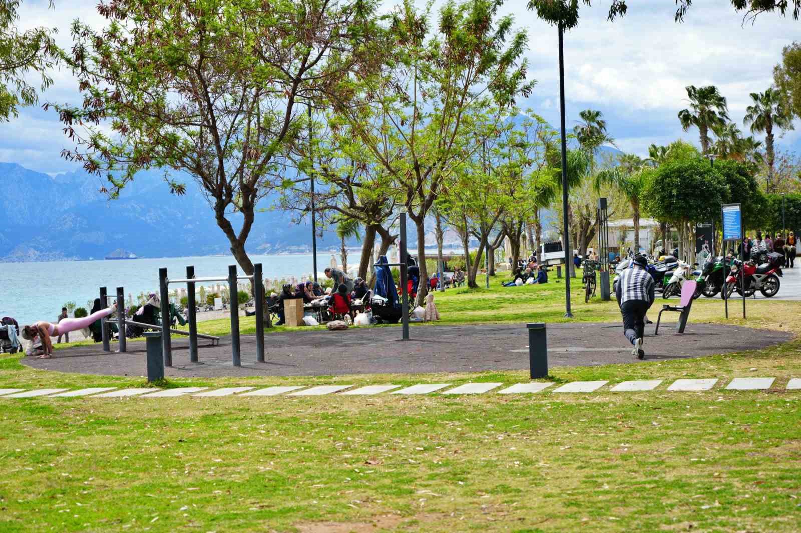 Deniz, g&uuml;neş ve bayram sevinci Antalya&rsquo;da buluştu
