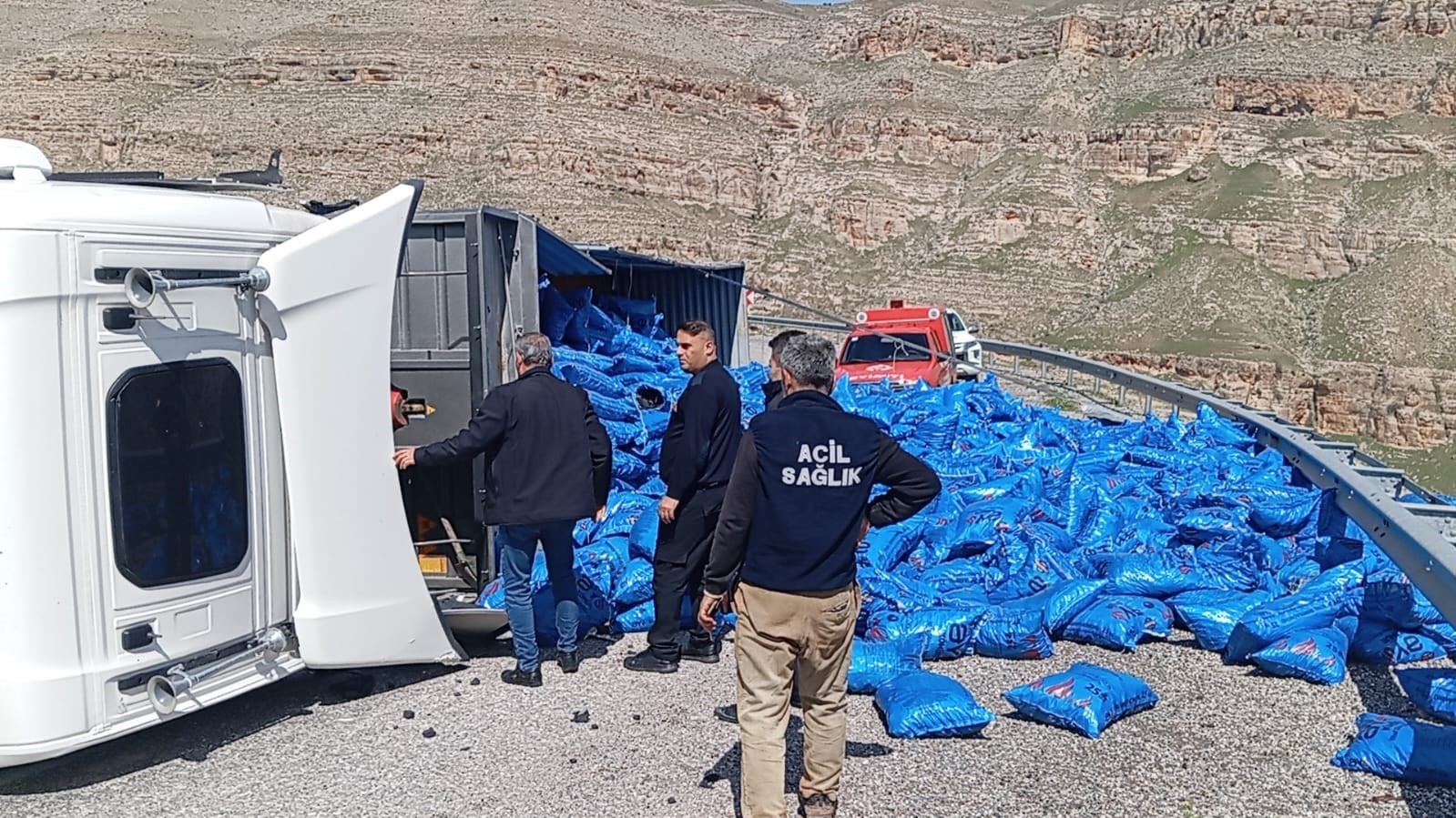 Siirt’te virajı alamayan tır devrildi: 1 yaralı