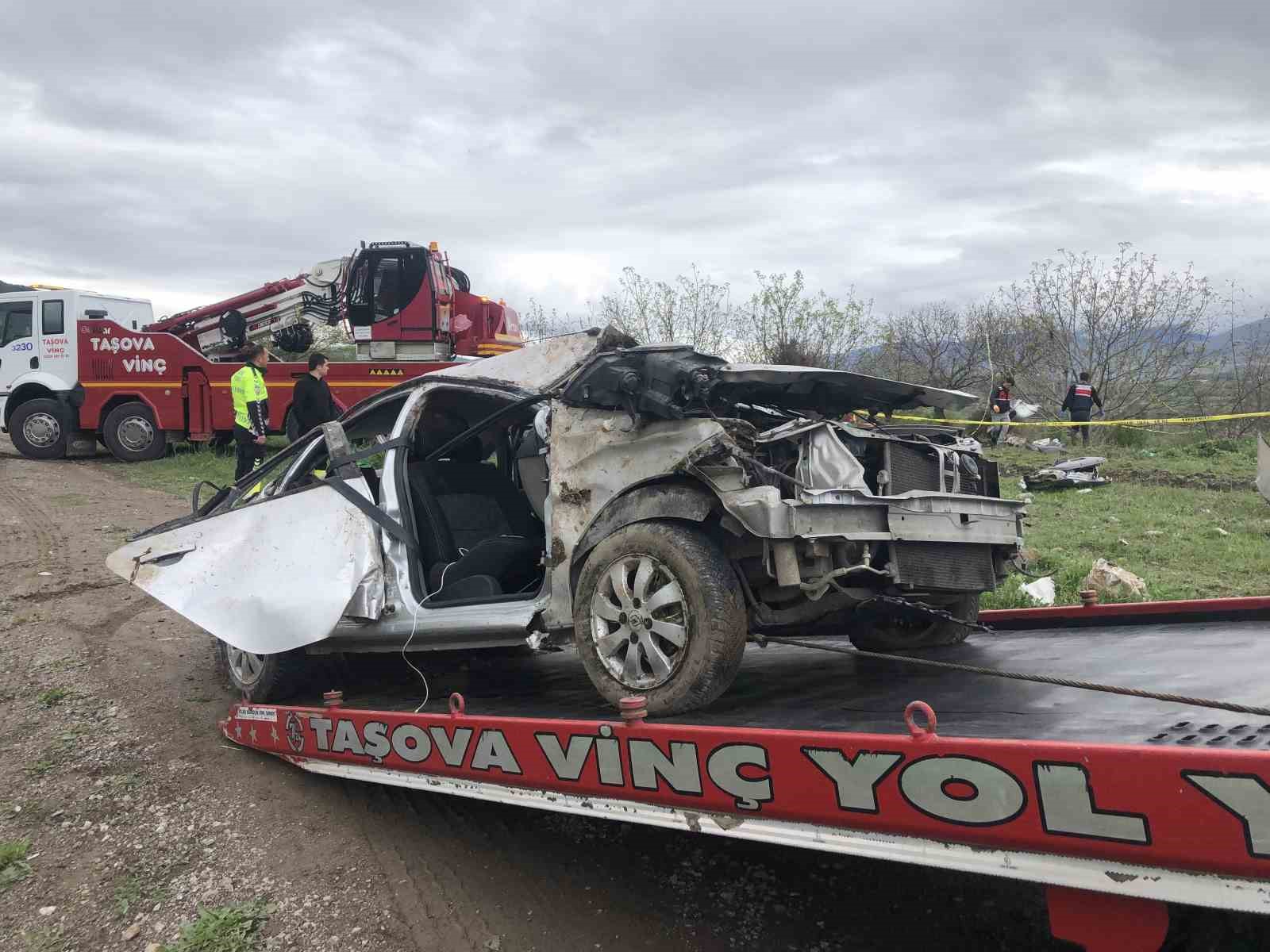Amasya&rsquo;da takla atan otomobil tarlaya u&ccedil;tu: 1 &ouml;l&uuml;, 2 yaralı
