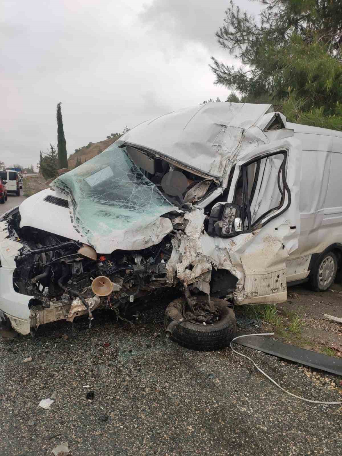 Adıyaman’da kamyon ile minibüs çarpıştı: 1 ölü