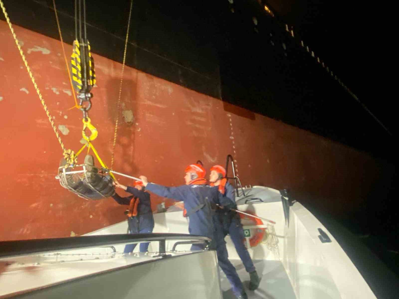 Bozcaada açıklarında ticari gemide spiral makinesinden kopan parça ile yüzünden yaralanan mürettebatın tıbbi tahliyesi gerçekleştirildi