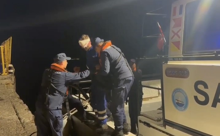 Bozcaada a&ccedil;ıklarında ticari gemide spiral makinesinden kopan par&ccedil;a ile y&uuml;z&uuml;nden yaralanan m&uuml;rettebatın tıbbi tahliyesi ger&ccedil;ekleştirildi
