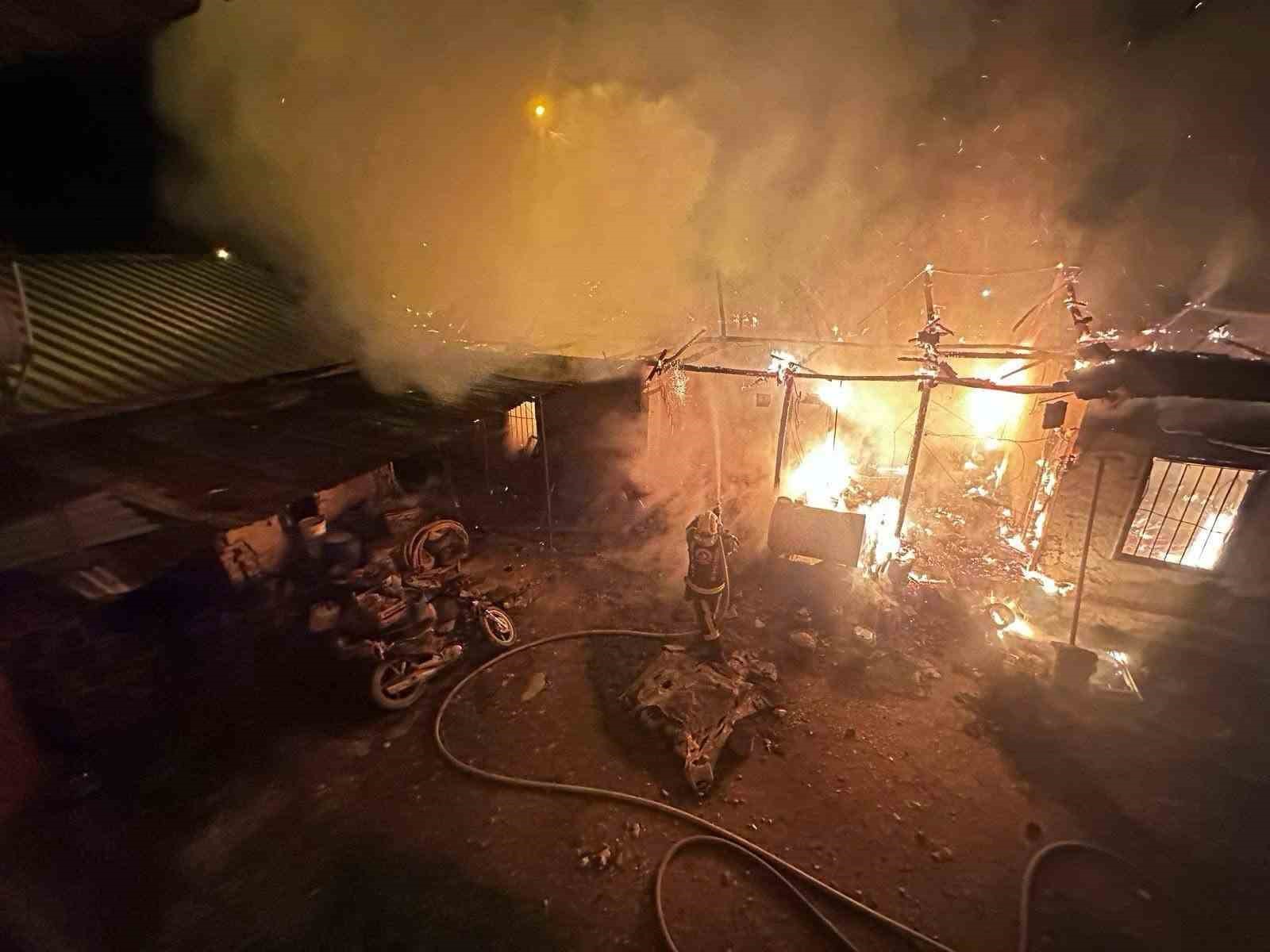 Depo olarak kullanılan m&uuml;stakil yangında harabeye d&ouml;nd&uuml;
