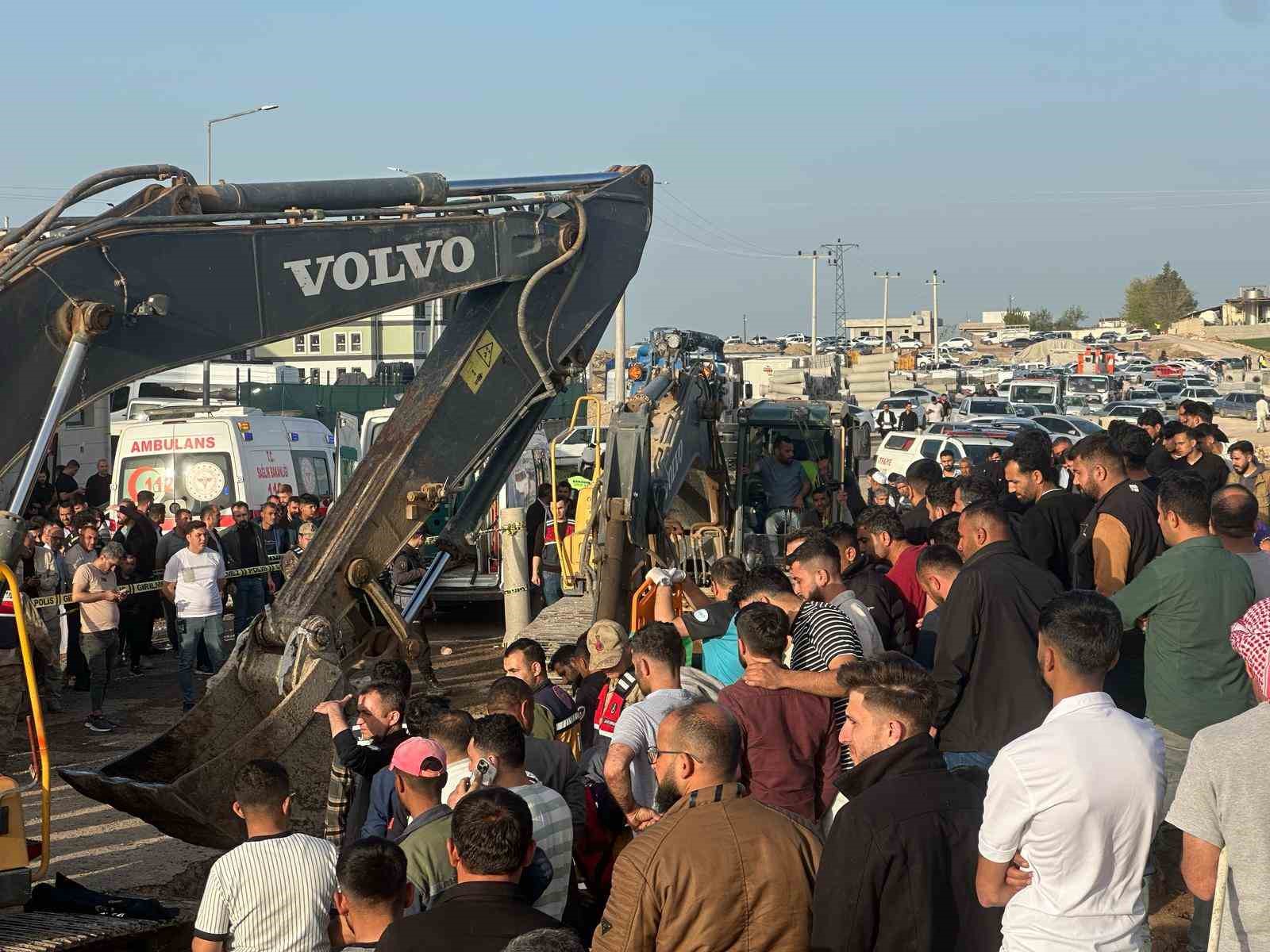 Ceylanpınar&rsquo;da g&ouml;&ccedil;&uuml;k altında kalan iş&ccedil;ileri kurtarma &ccedil;alışmaları s&uuml;r&uuml;yor

