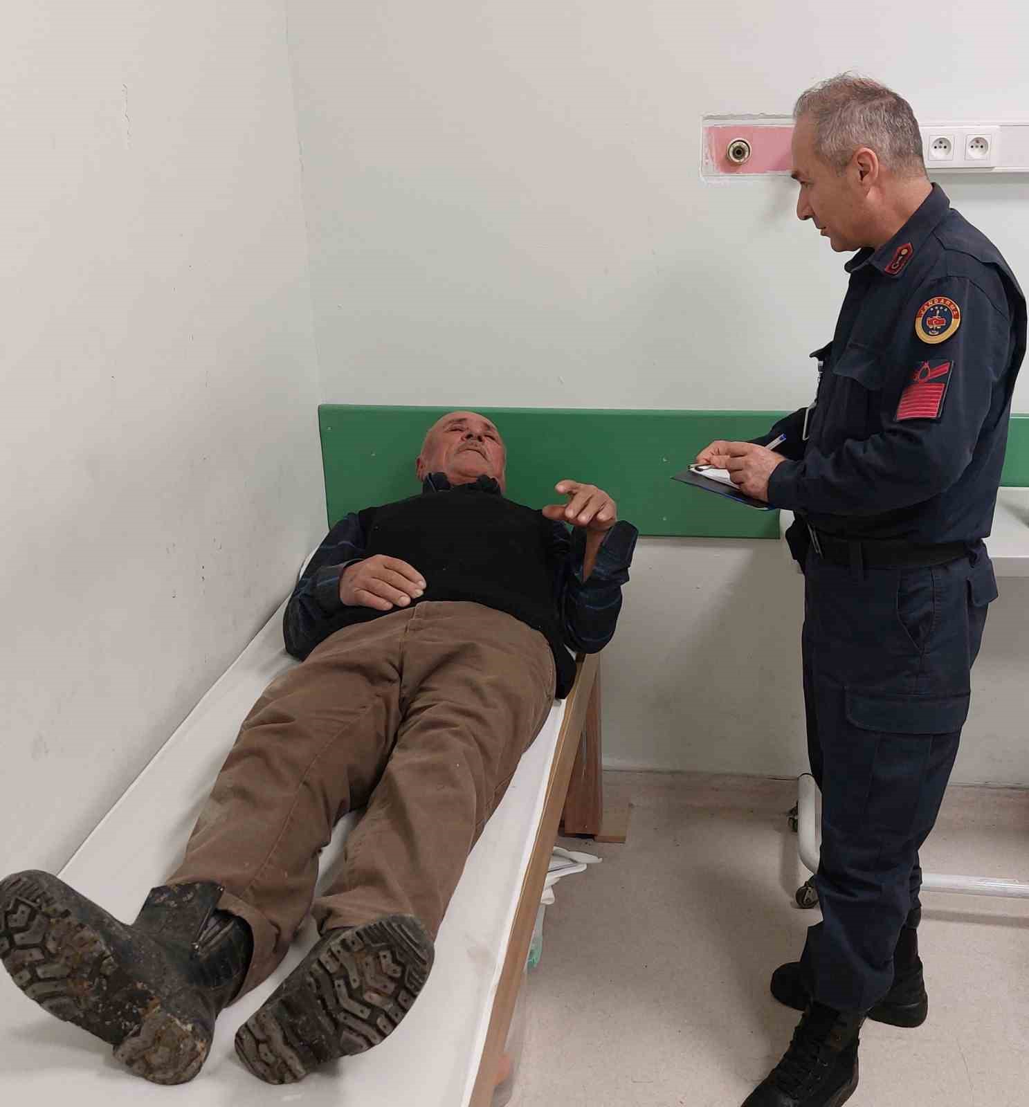 Sokak köpeğinin kovaladığı motosiklet sürücüsü yaşlı adam hastanelik oldu