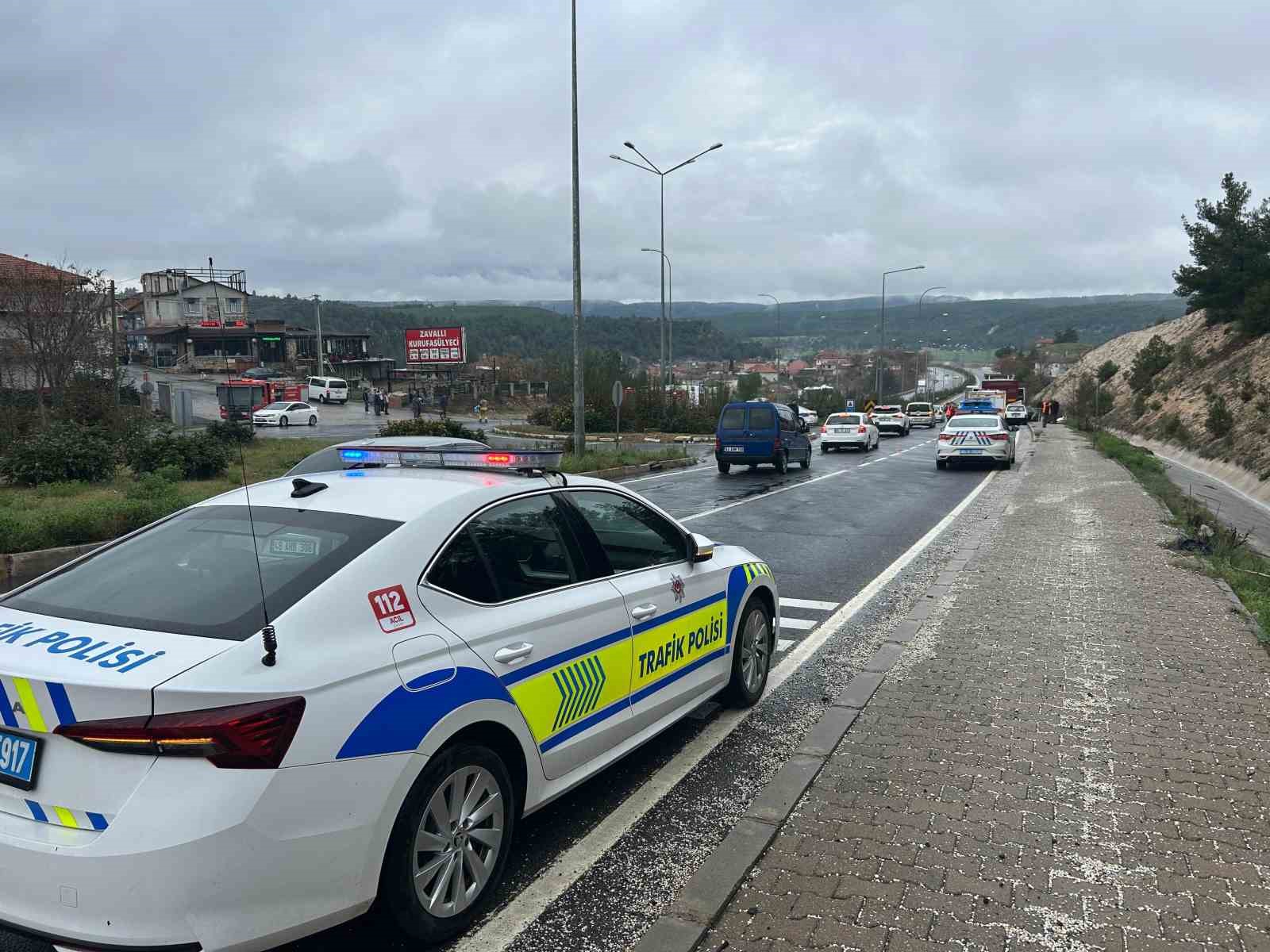 Tırın dorsesine çarpan otomobildeki çift ağır yaralandı