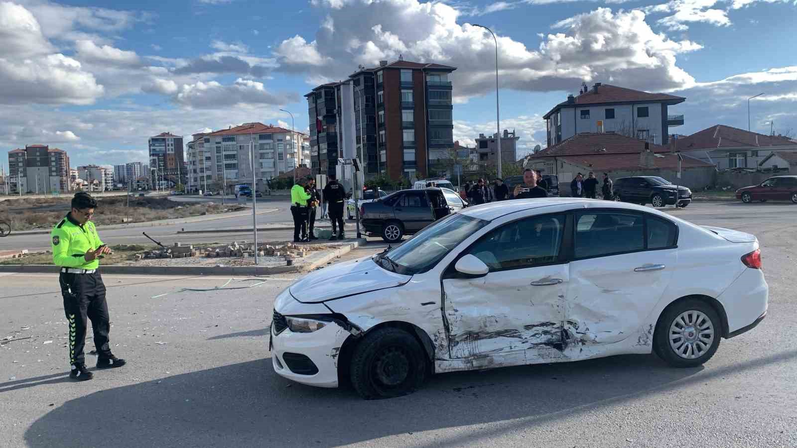 Karaman&rsquo;da iki otomobil &ccedil;arpıştı: 1 yaralı
