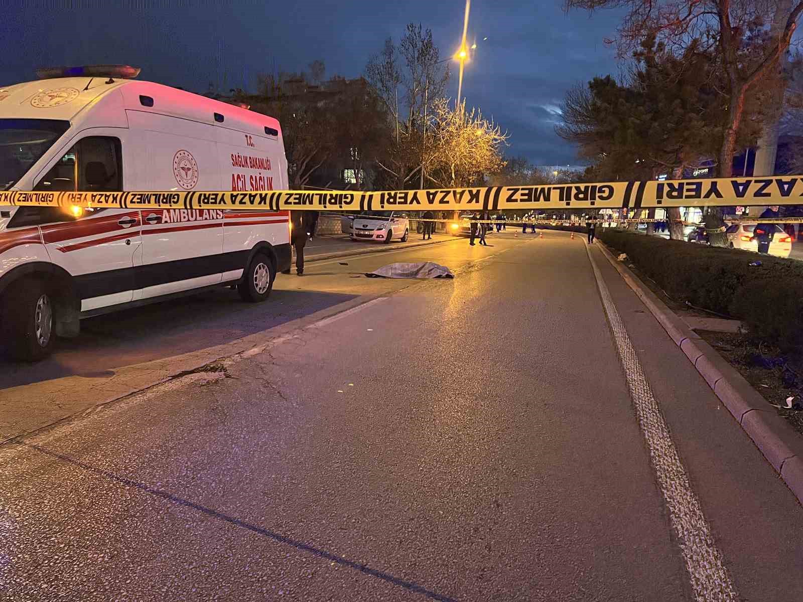 Otomobilin çarptığı kadın hayatını kaybetti