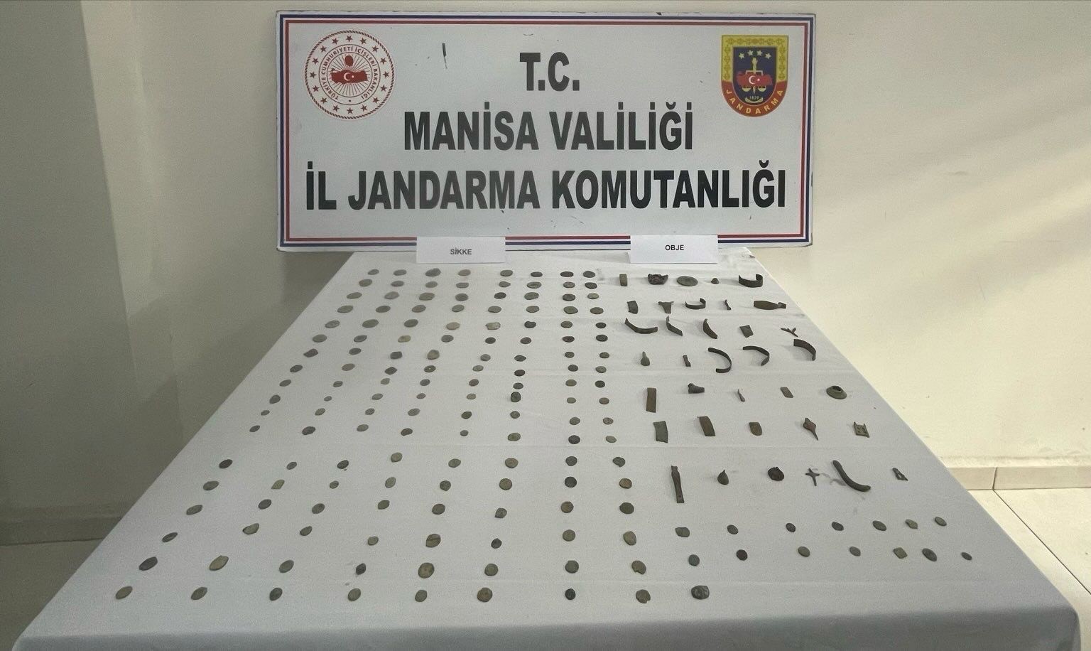 Tarihi objeler ve sikkeleri satmak isterken jandarmaya yakalandı