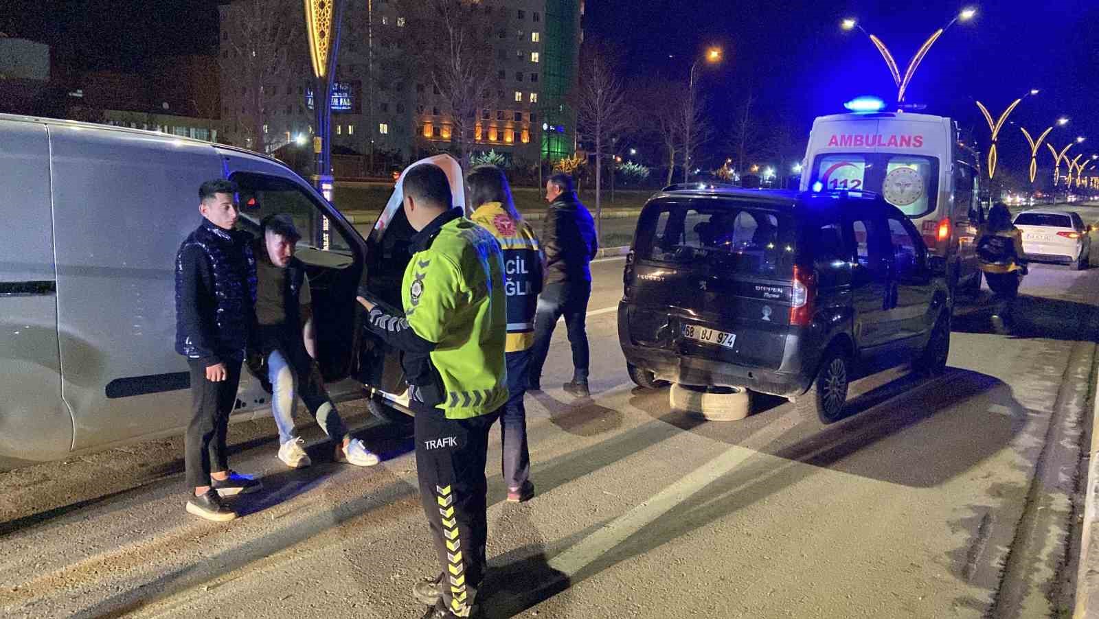 Aksaray’da 2 hafif ticari araç çarpıştı: 1 yaralı