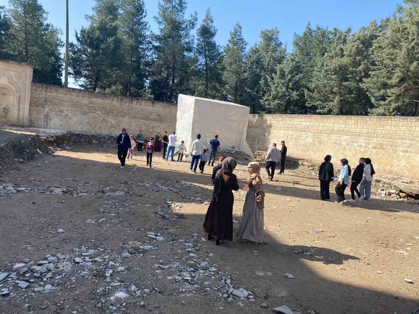 Tescilli eser olmayan Veysel Karani Türbesi aslına uygun yapılıyor