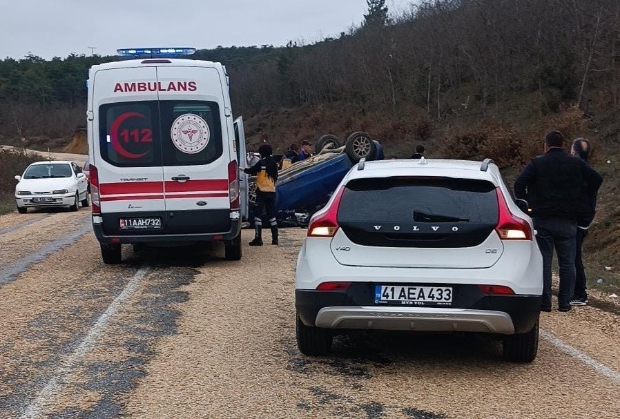 Takla atan otomobilde bulunan 2 kişi yaralandı
