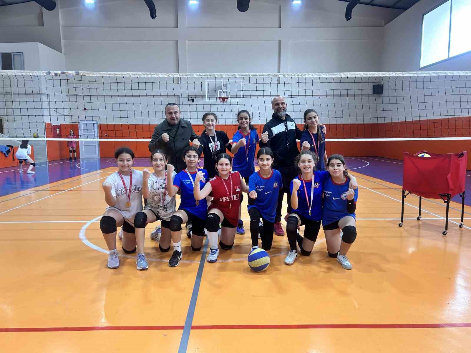 Depremzede küçük kızlar filenin sultanları olma yolunda ter döküyorlar