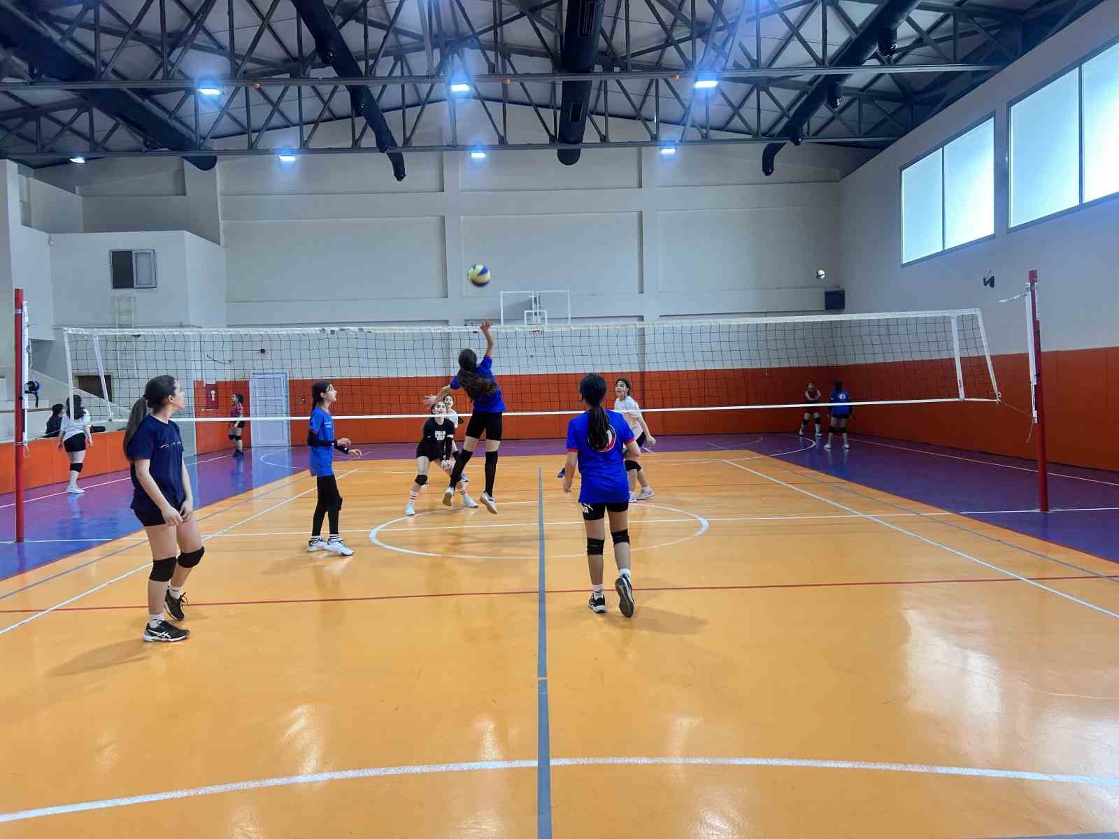 Depremzede k&uuml;&ccedil;&uuml;k kızlar filenin sultanları olma yolunda ter d&ouml;k&uuml;yorlar
