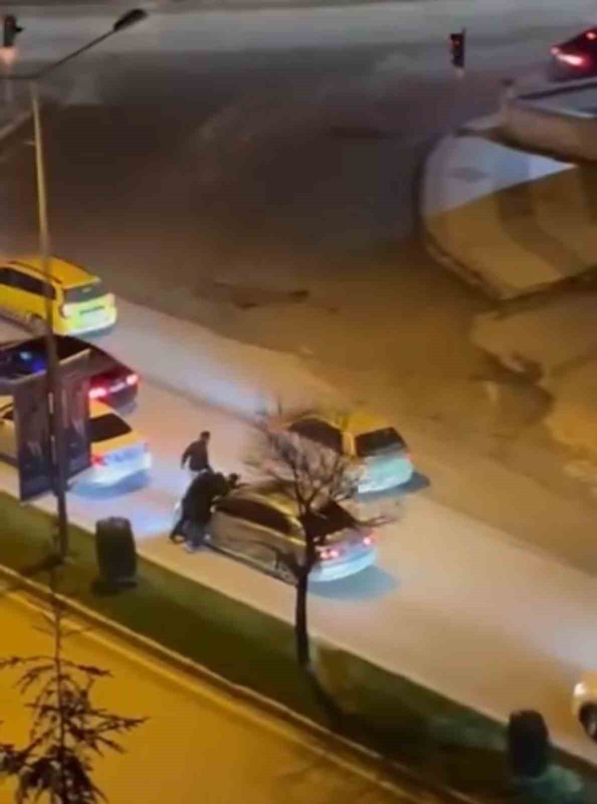 Yol verme tartışmasında trafikte ara&ccedil;larını durdurup kavga ettiler
