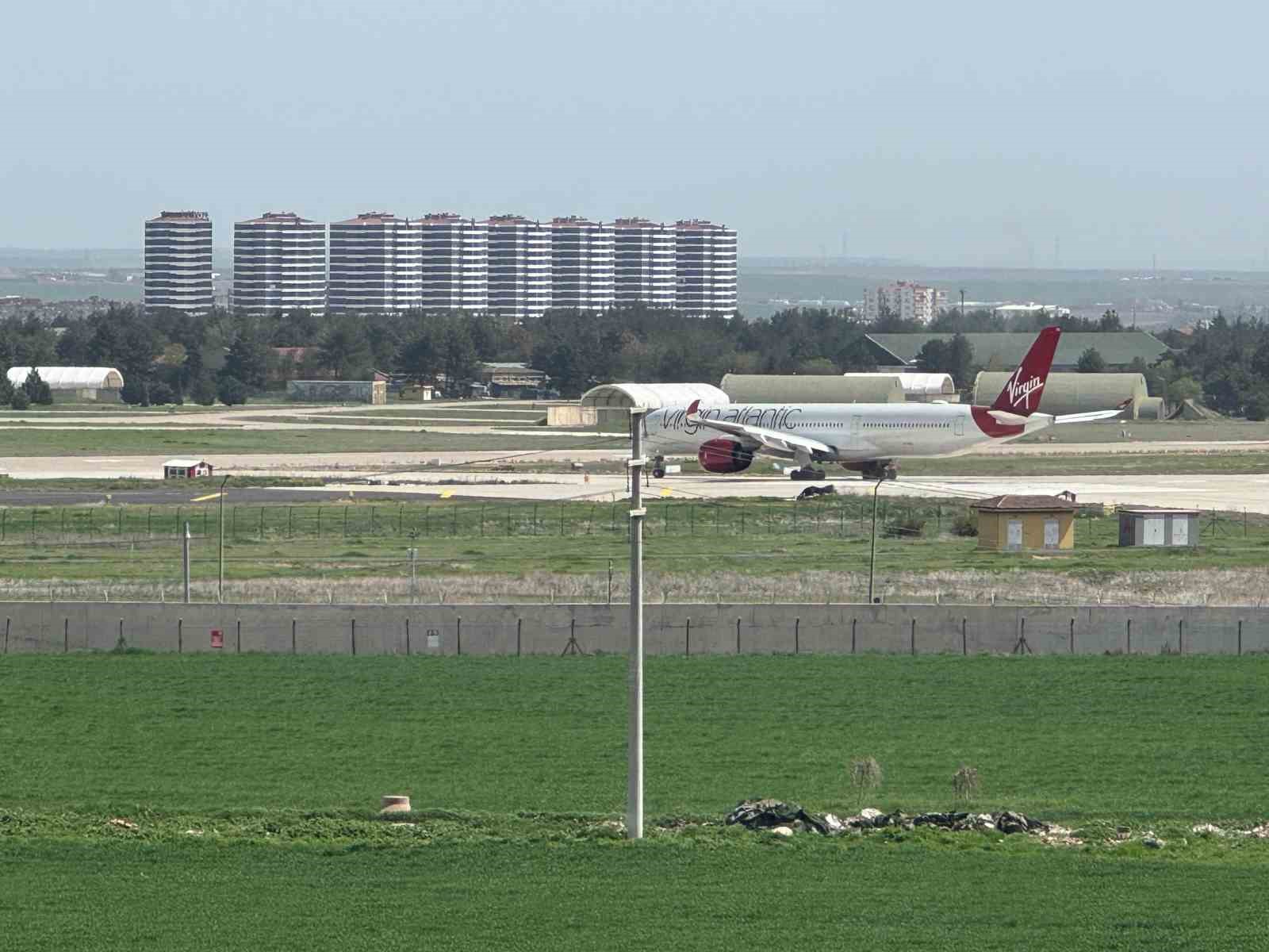 Diyarbakır&rsquo;da arızası giderilen İngiltere uçağı yeniden Hindistan&rsquo;a uçtu
