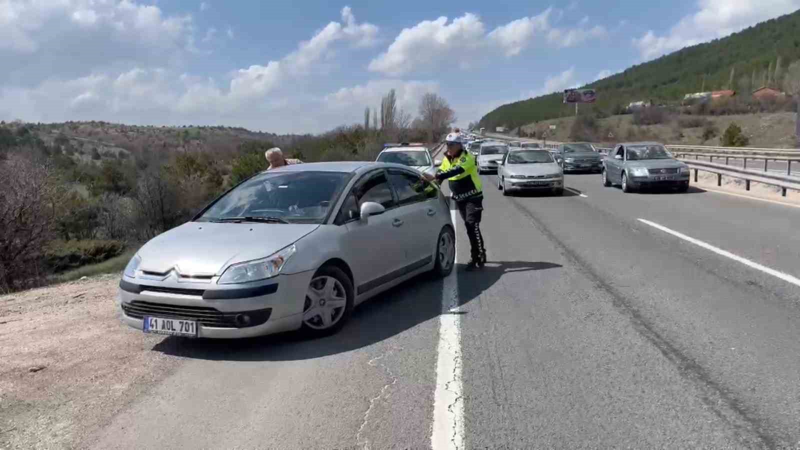 Yaşlı çiftin yardımına trafik polisi yetişti