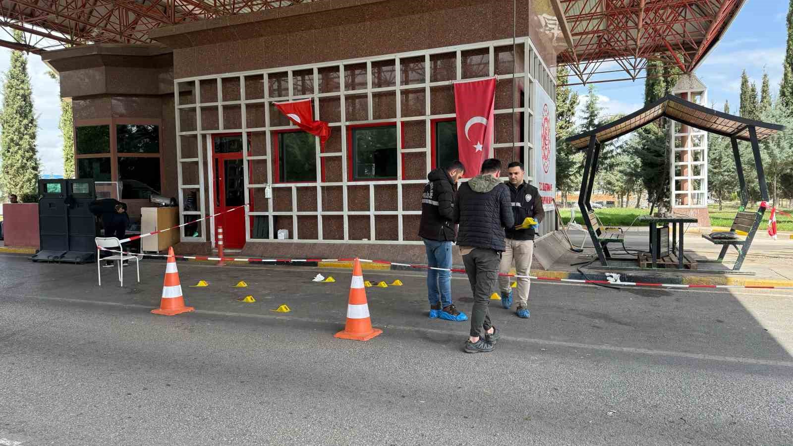 Gaziantep havalimanı girişindeki arbedede silah ateş aldı: 1’i polis 2 yaralı
