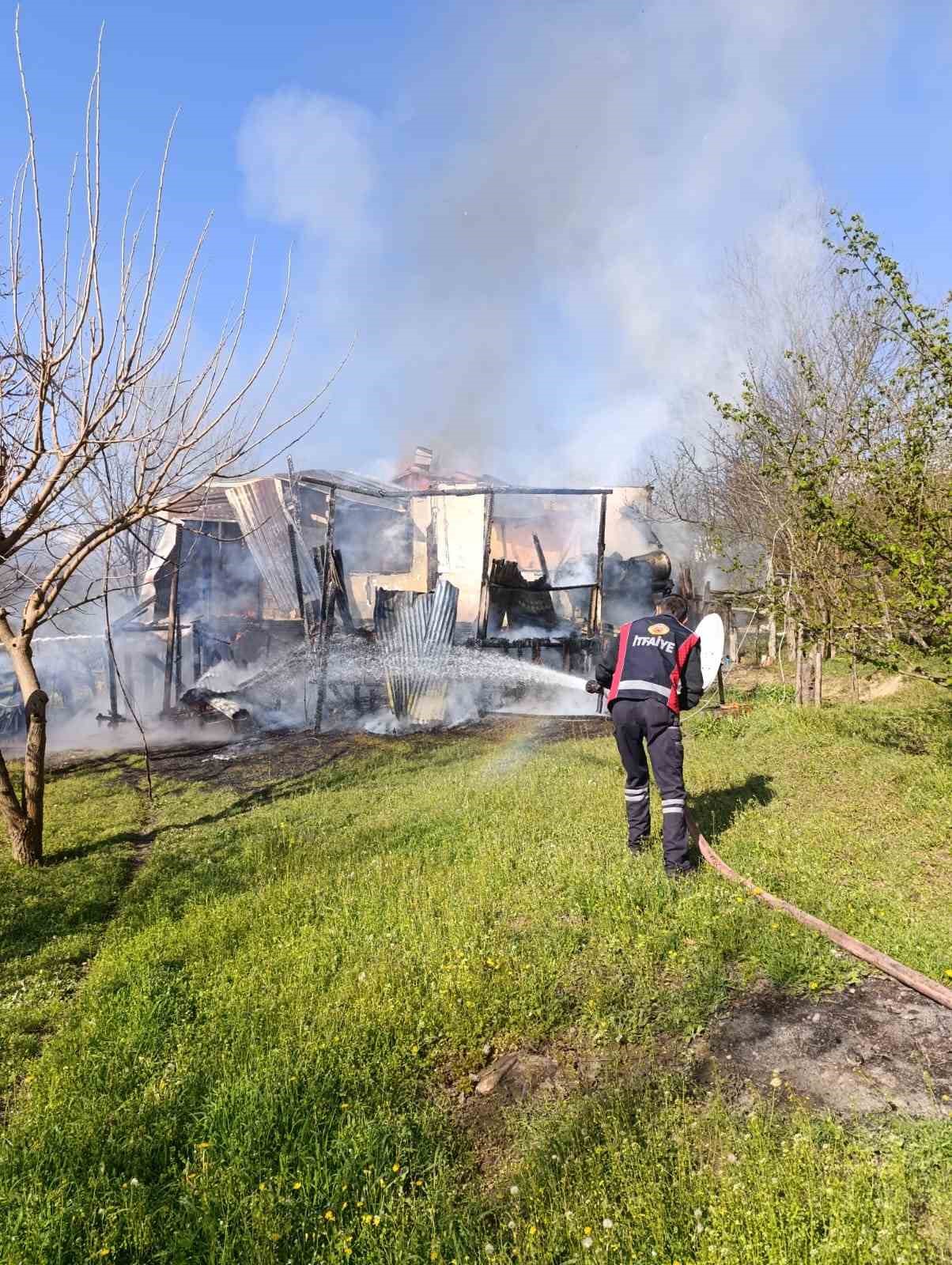Sobadan çıkan yangın evi küle çevirdi
