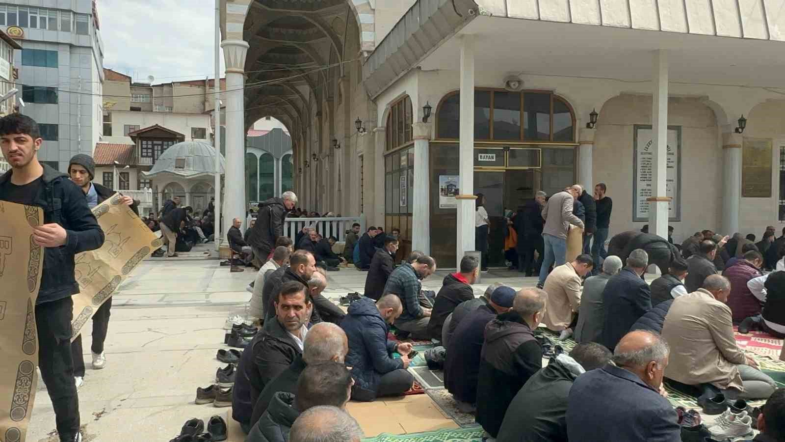 Bayram sonrası cuma namazı, yoğun katılımla kılındı