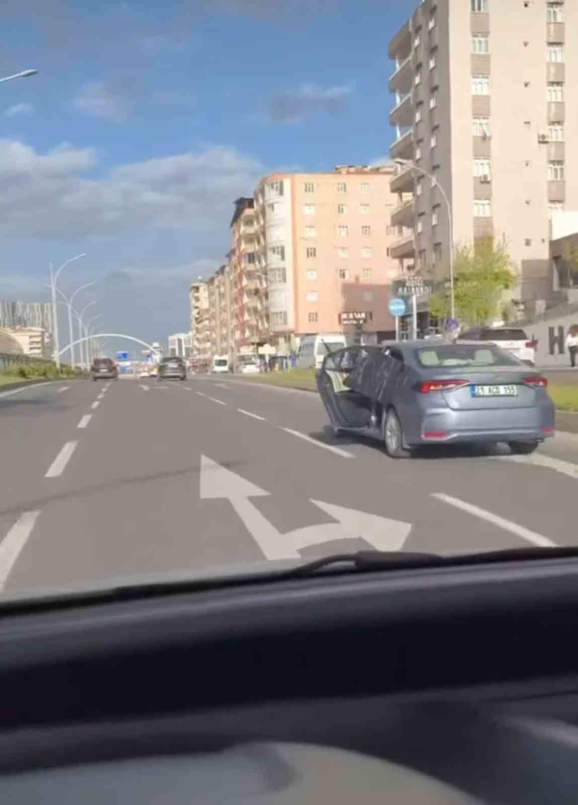 Diyarbakır’da kapısı açık otomobille tehlikeli nakliye
