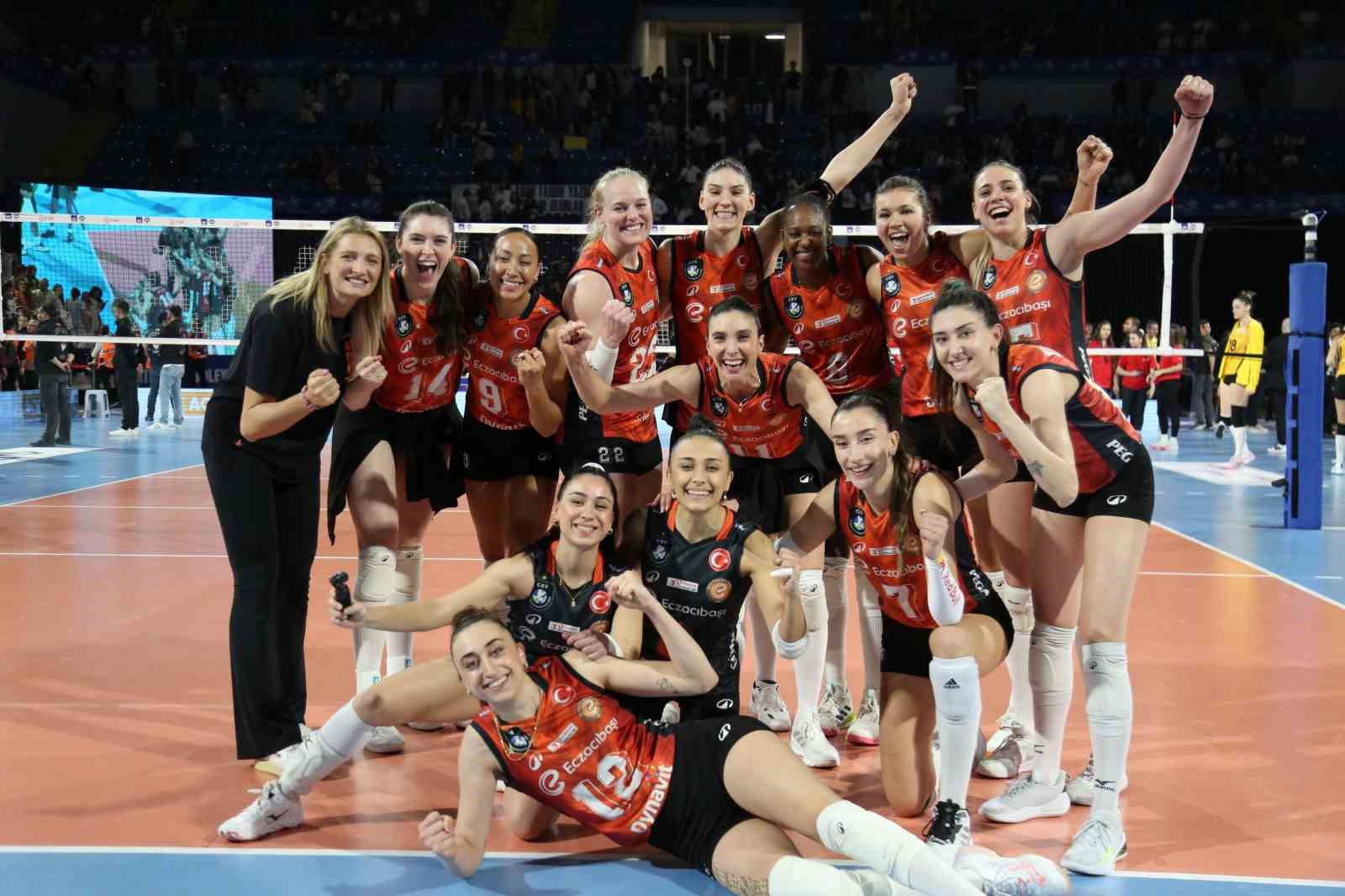 Eczacıbaşı Dynavit, AXA Sigorta Kupa Voley final biletini aldı

