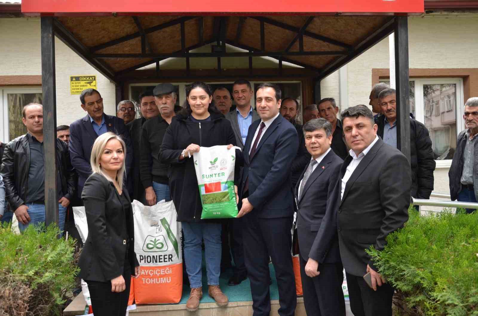 S&ouml;ğ&uuml;t&rsquo;te &ccedil;ift&ccedil;ilere y&uuml;zde 50 hibeli ay&ccedil;i&ccedil;eği tohumu dağıtıldı
