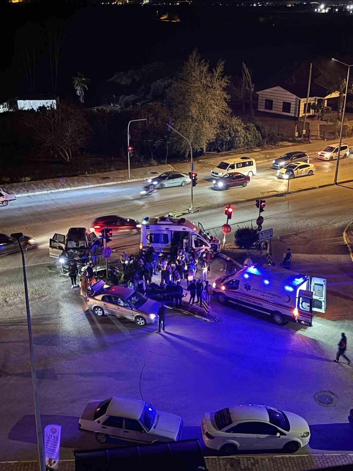 Ambulans ile cipin &ccedil;arpıştığı ve 9 kişinin yaralandığı kaza anı kamerada
