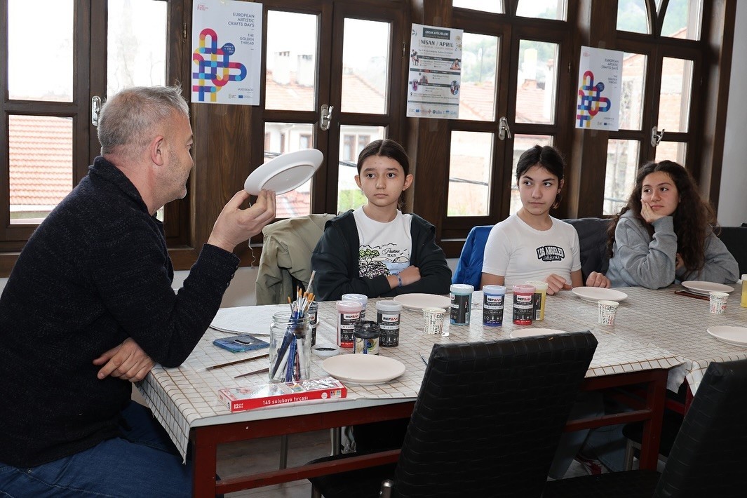 Kütahya’da çocuklar sanatla buluşuyor