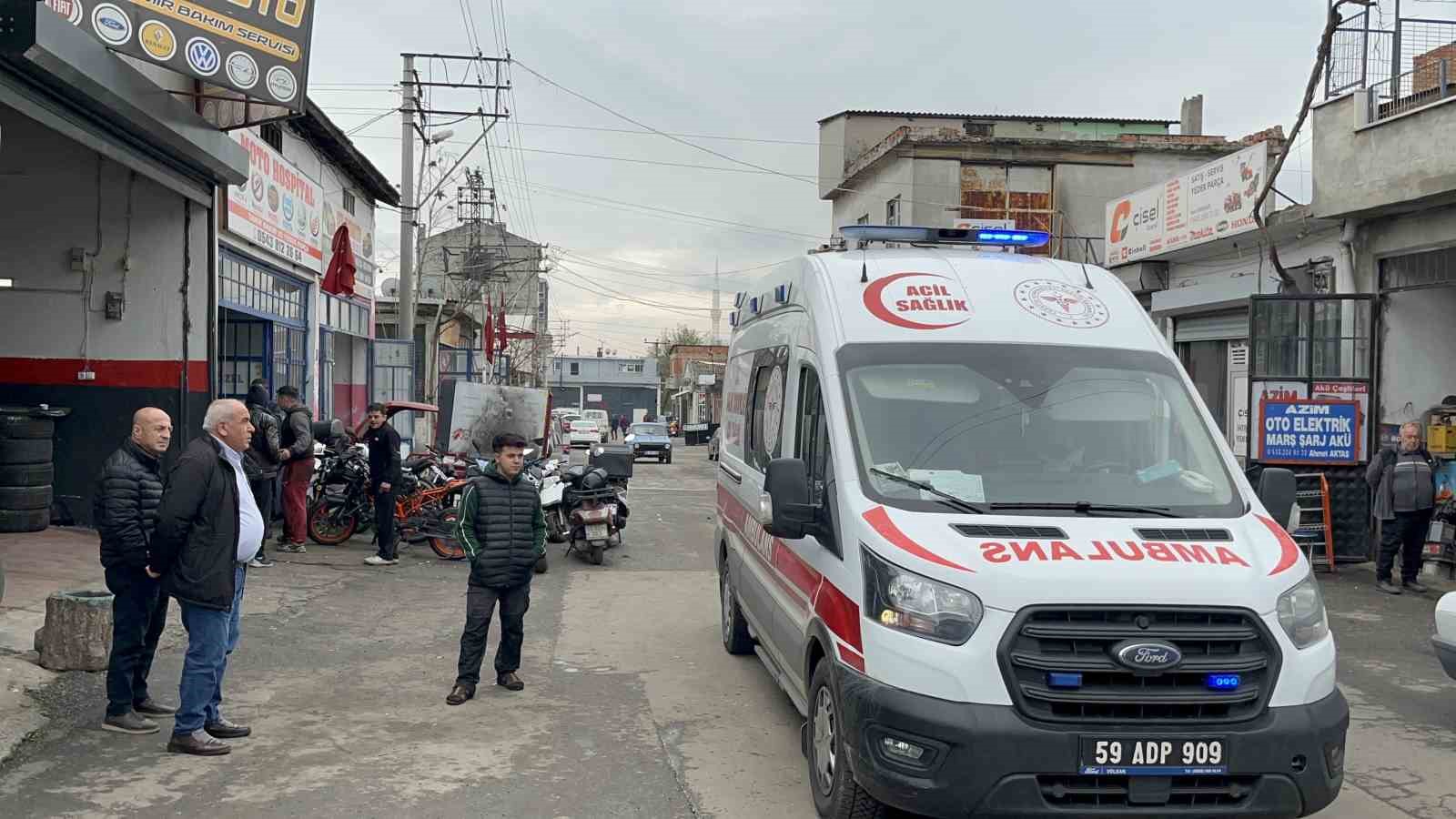 Tamircide otomobilden fırlayan helezon yayı hastanelik etti
