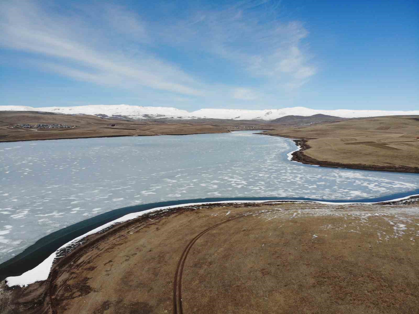 Kars Bayburt Barajı’nın buzları 1 günde çözüldü