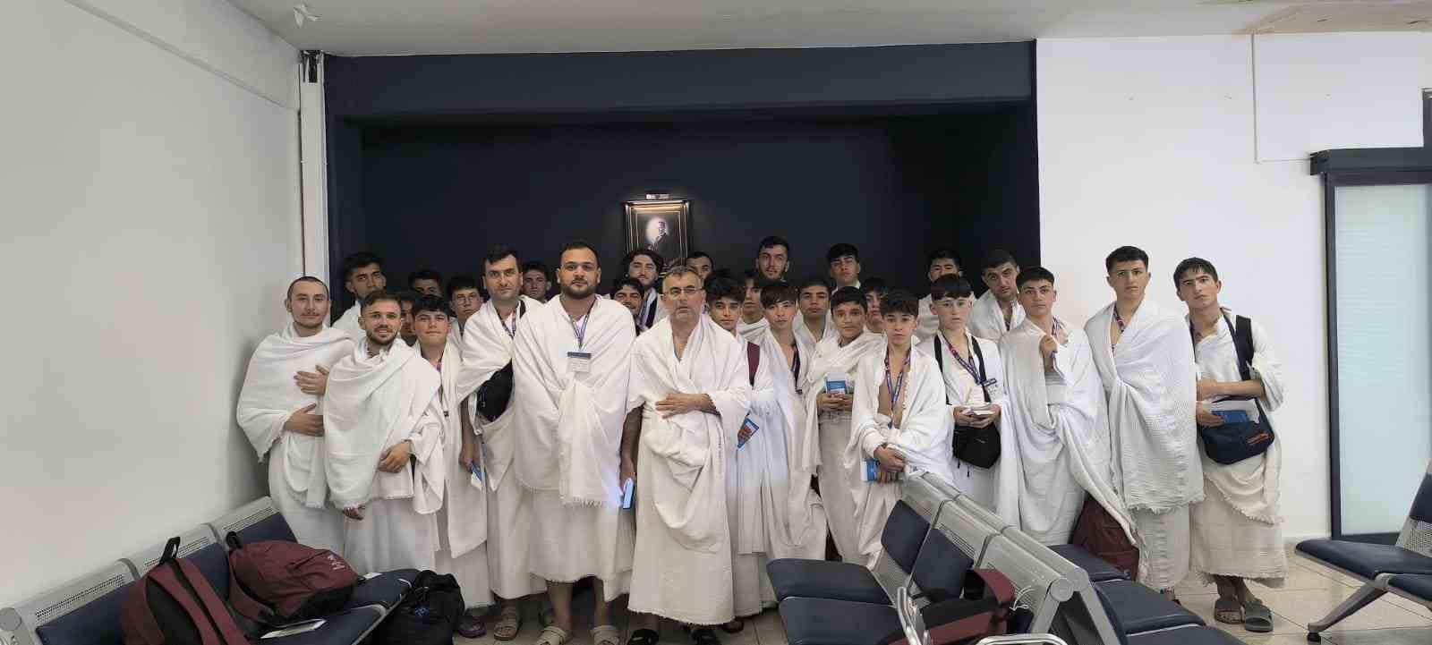 Bozkır’da hafızlık eğitimi tamamlayan 30 öğrenciye umre ziyareti ödülü