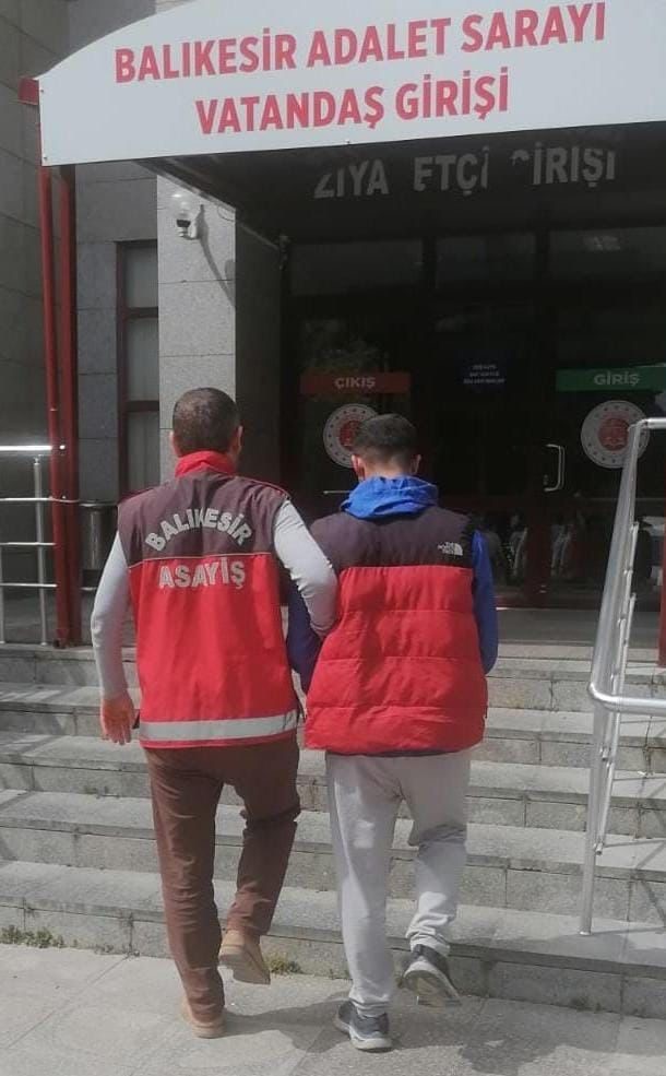 Balıkesir&rsquo;de hapis cezası bulunan firarilere eş zamanlı operasyon
