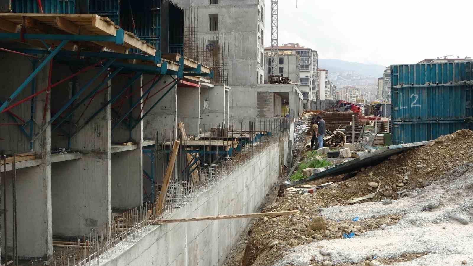 Malatya&rsquo;da inşattan d&uuml;şen iş&ccedil;i yaralandı
