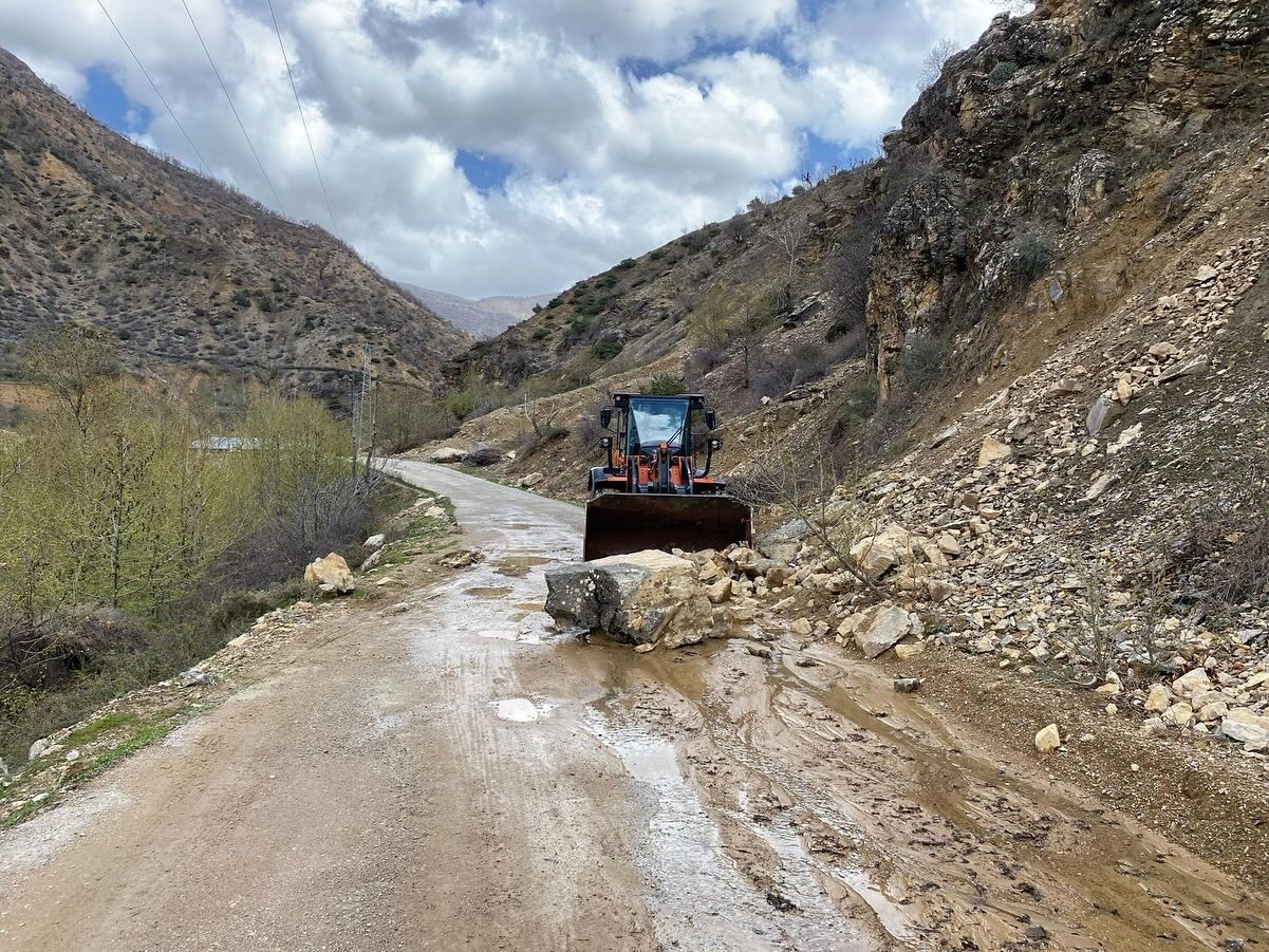 Sason&rsquo;da yağış sonrası heyelan ve kayaların kapattığı yollar tekrar ulaşıma a&ccedil;ıldı
