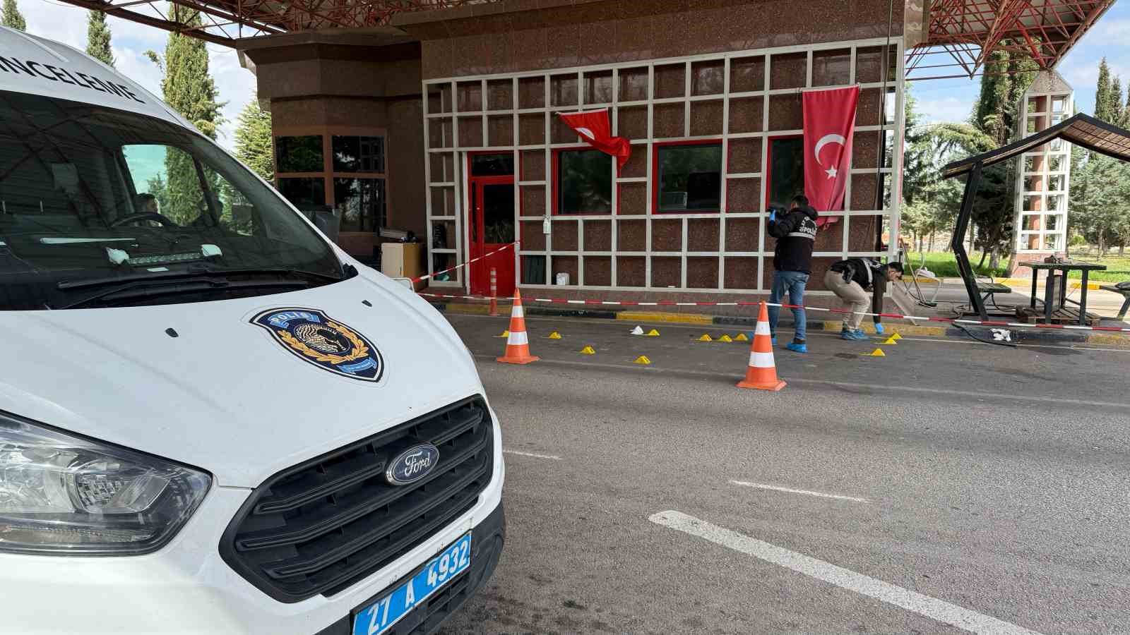 Gaziantep havalimanı girişindeki arbedede silah ateş aldı: 1’i polis 2 yaralı