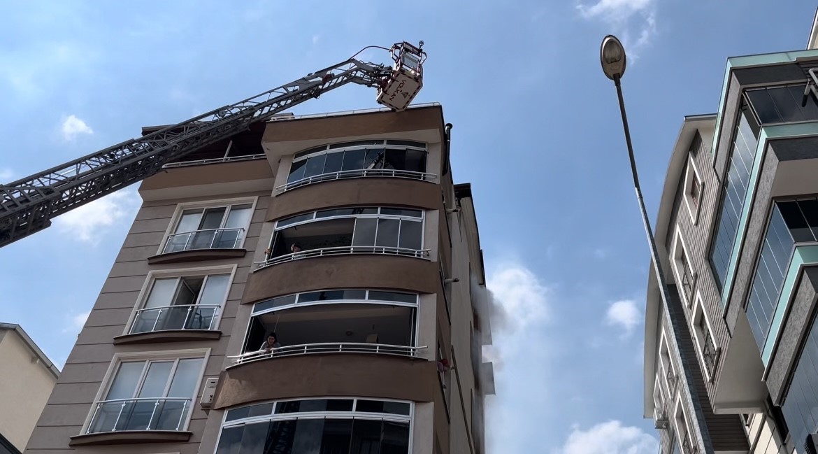 5 katlı binanın zemin katında çıkan yangın panik dolu anlar yaşattı