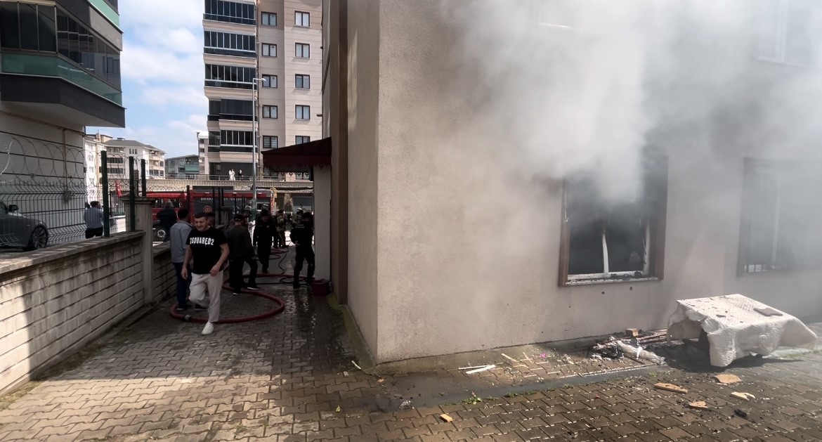 5 katlı binanın zemin katında &ccedil;ıkan yangın panik dolu anlar yaşattı
