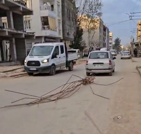 Otomobilin arkasına demir bağlayan sürücüye ceza uygulandı