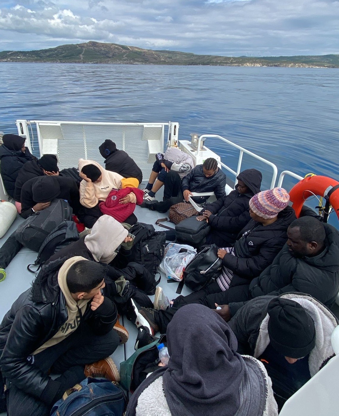 İzmir açıklarında 50 düzensiz göçmen yakalandı