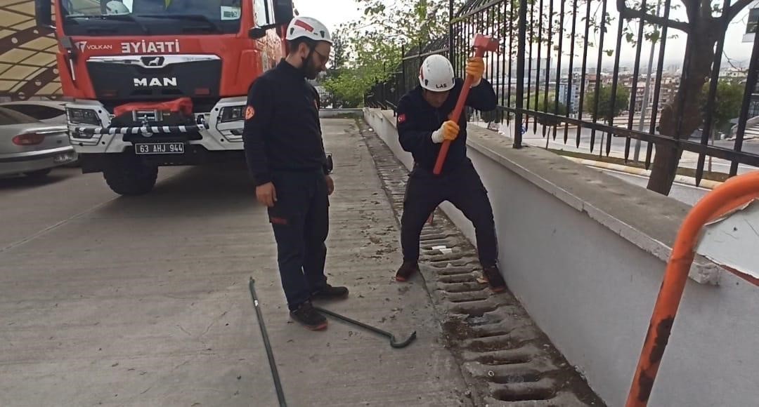 Şanlıurfa&rsquo;da mazgala d&uuml;şen yavru kedi kurtarıldı
