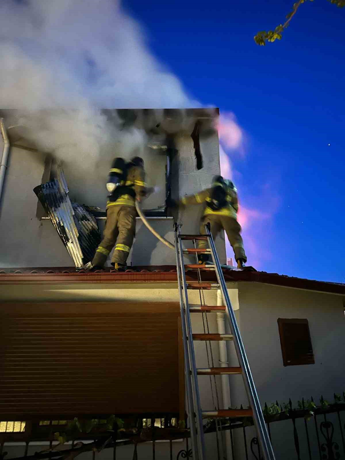Ayvalık&rsquo;ta a&ccedil;ık unutulan elektrikli ısıtıcı yangın &ccedil;ıkarttı
