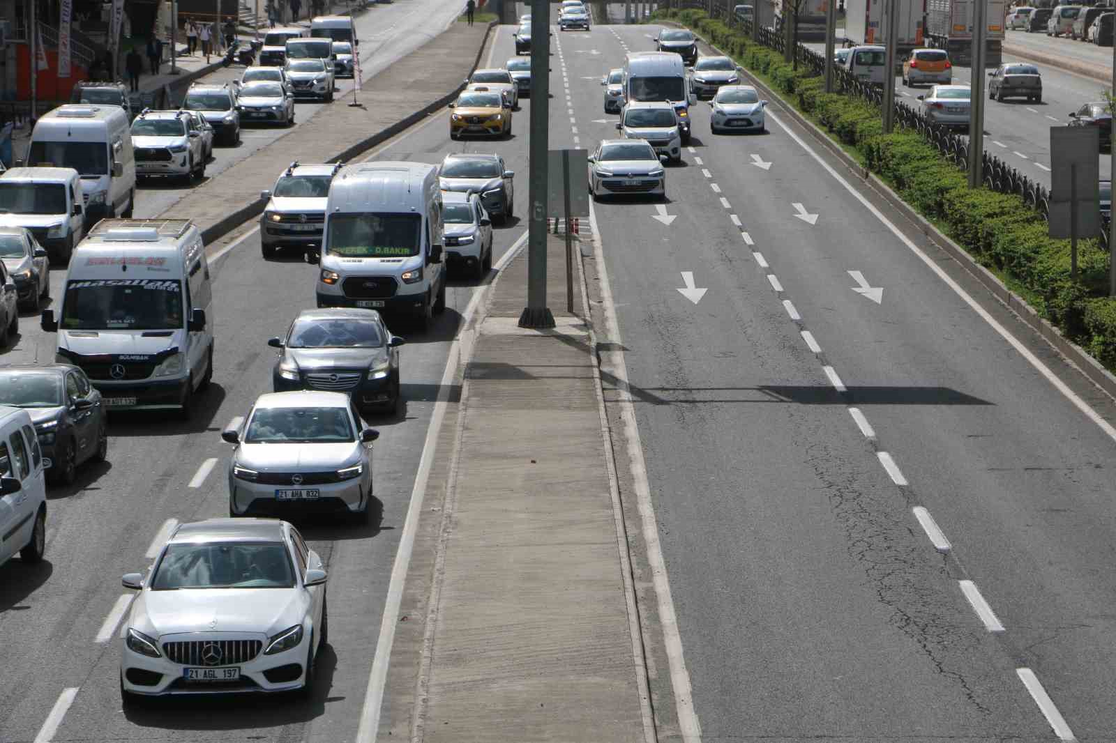 Diyarbakır’da kapısı açık otomobille tehlikeli nakliye