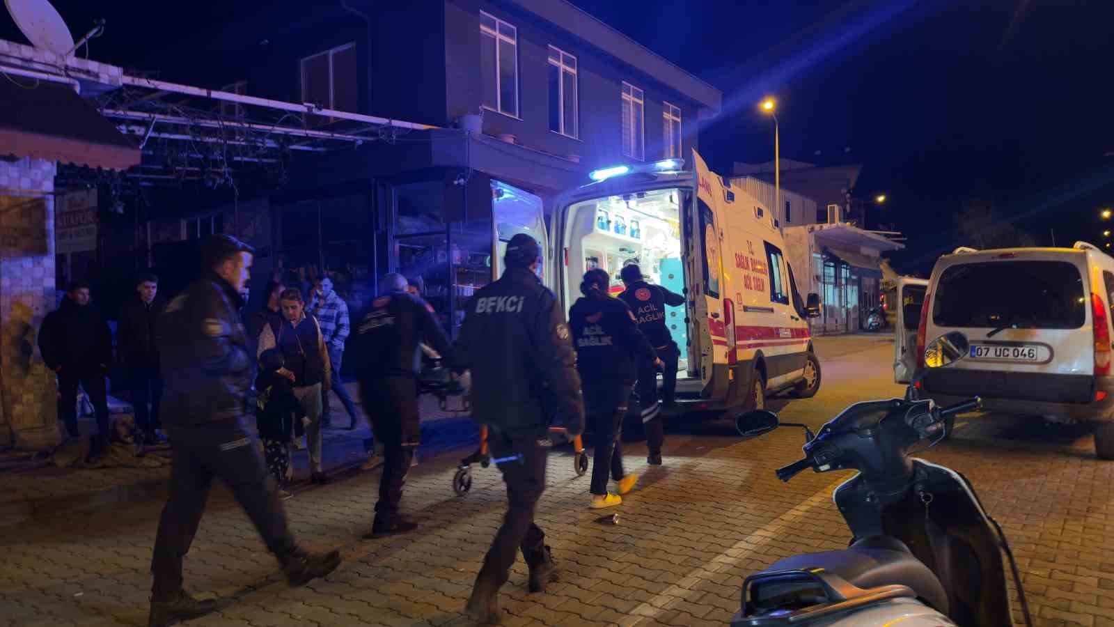 Alkol komasına giren vatandaşı sokak k&ouml;peği yalnız bırakmadı
