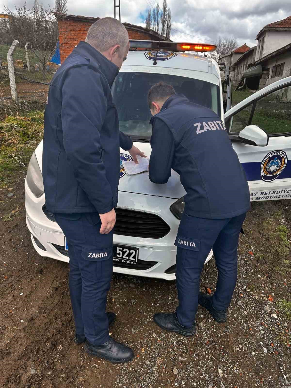 &Ouml;l&uuml; b&uuml;y&uuml;kbaş hayvan dereye bırakıldı, o anlar cep telefonu kamerasına yansıdı
