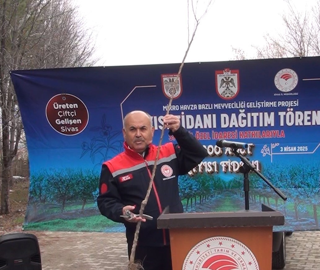 14 bin kayısı fidanı çiftçilerle buluştu