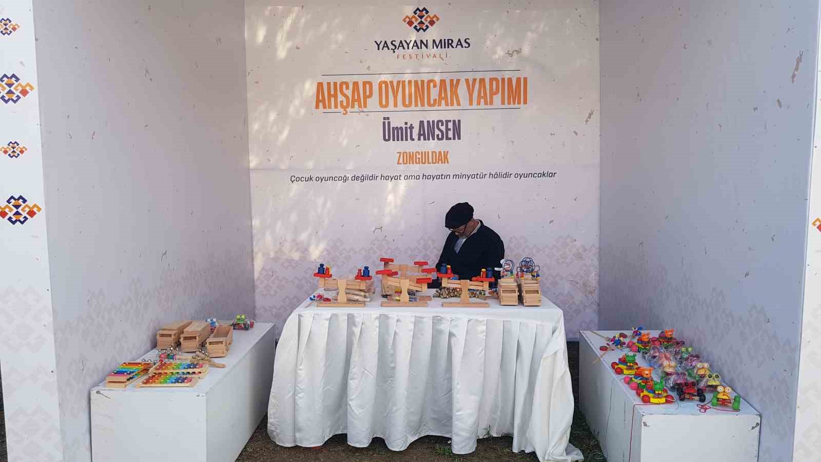 Bu festivalde unutulmaya y&uuml;z tutmuş meslekler sergileniyor
