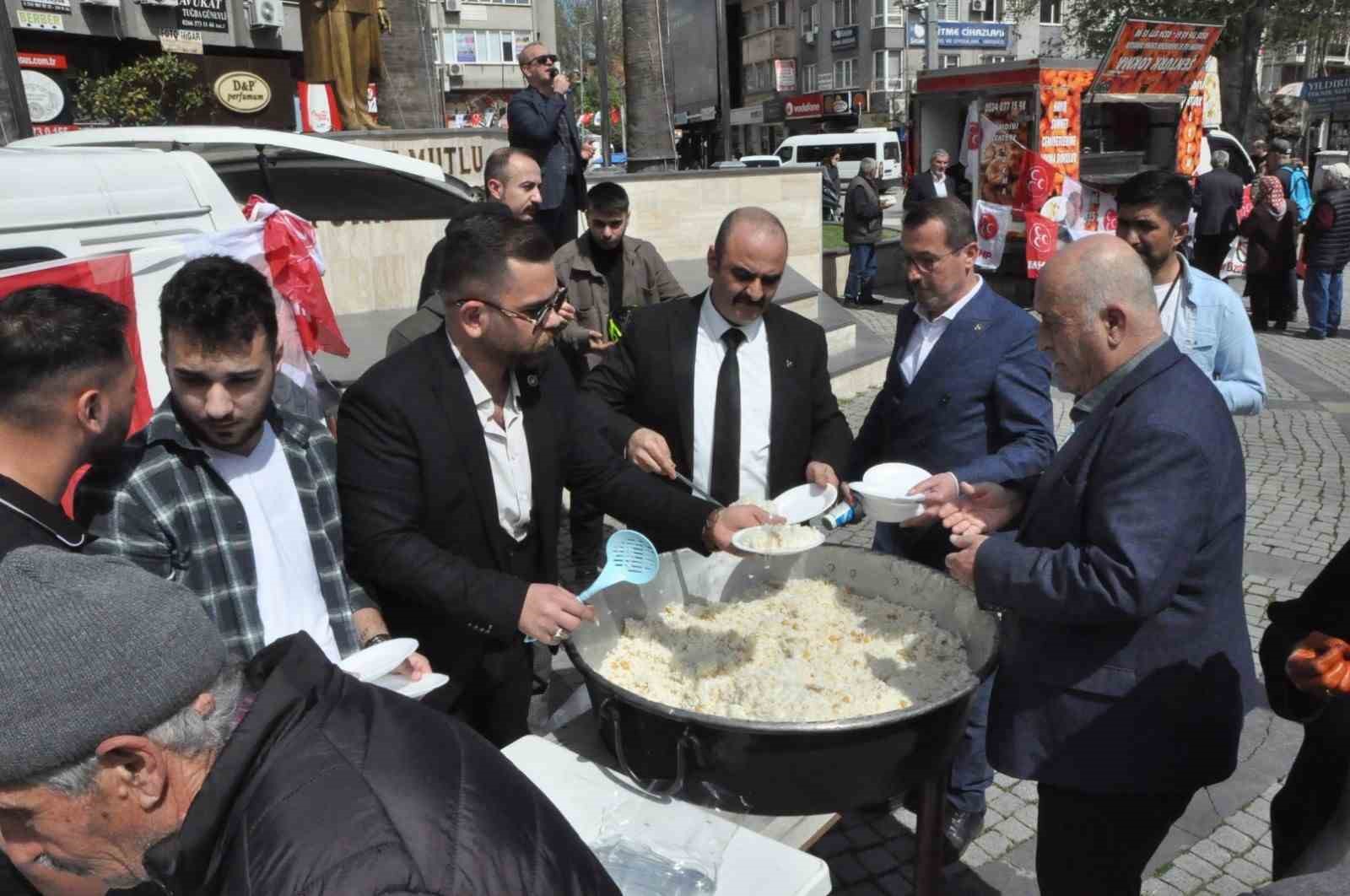 Alparslan Türkeş’in vefat yıl dönümünde Edremit’te lokma ve pilav hayrı düzenlendi